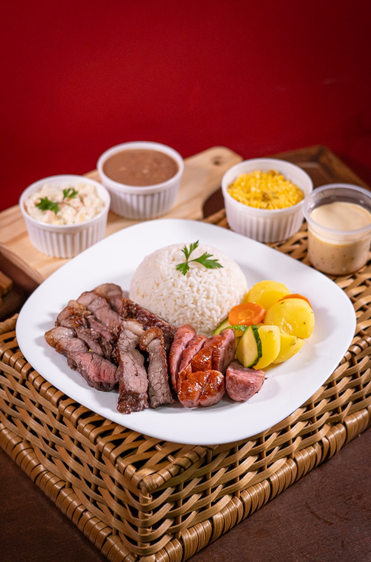 Marmita Pópidi com churrasco, arroz e acompanhamentos